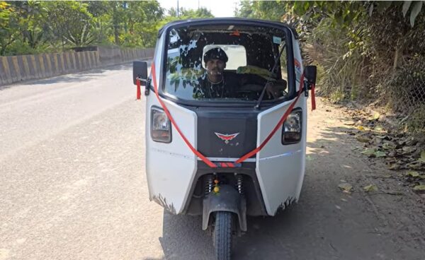 Montra Electric Super Auto E Rickshaw motor power Battery power range and all specification feature price and latest launching update in 2024-2025 :-