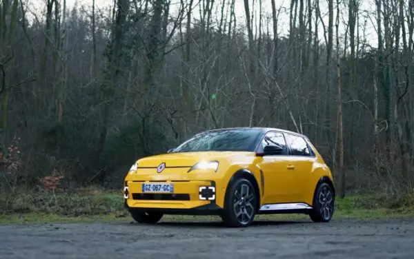 Renault 5 E- Tech Electric Car motor power battery power top speed range price and all specification feature with latest launching update 2025 :-